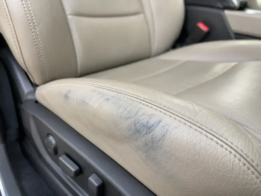 quitar manchas de vaquero de asiento de cuero coche