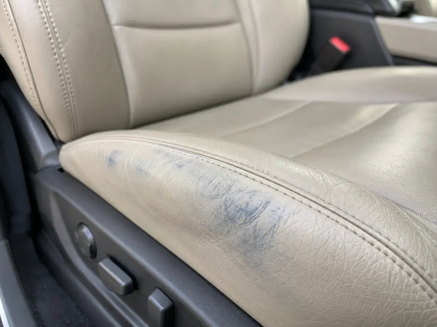 quitar manchas de vaquero de asiento de cuero coche